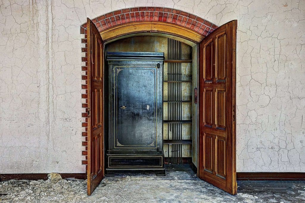 How to Move a Gun Safe With Just a Few Tools background image
